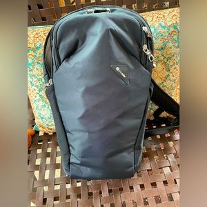 PACSAFE VIBE 20L anti theft backpack